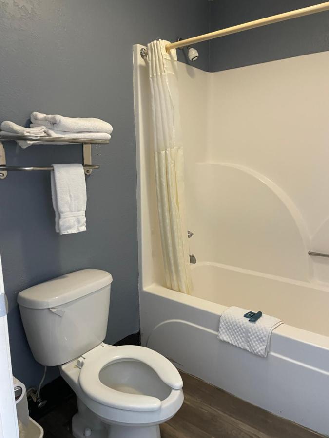 Deerfield Inn Adamsville 외부 사진